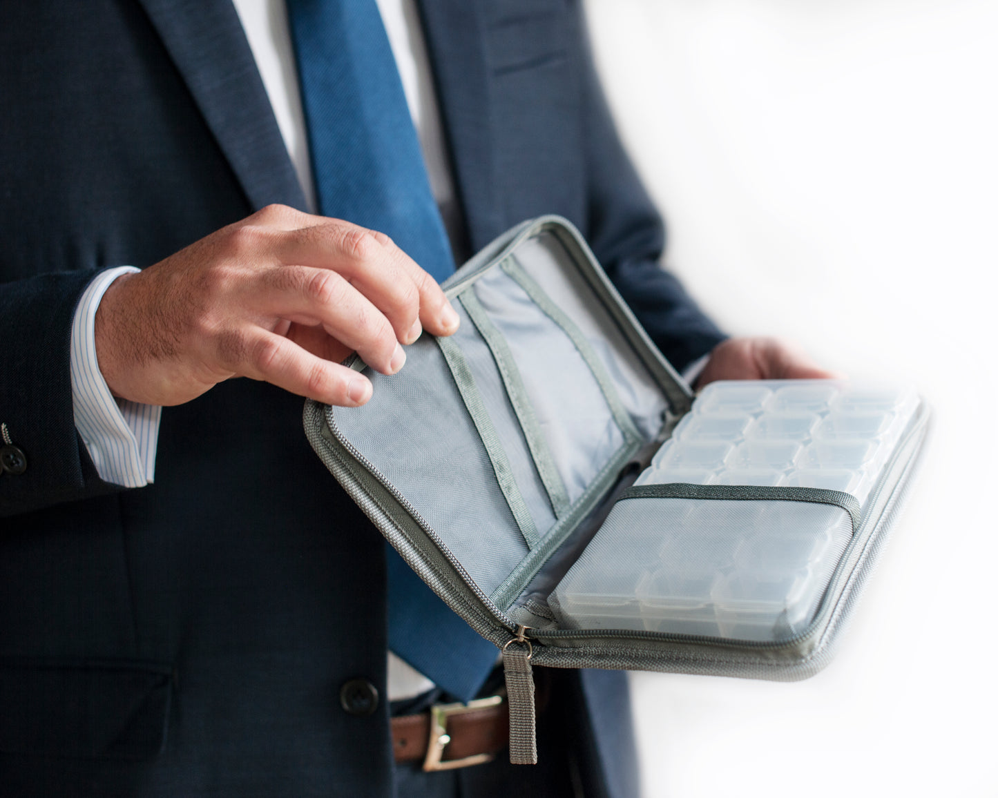 Pastillero de Viaje para 7 días y Pasaportera con 5 Compartimentos